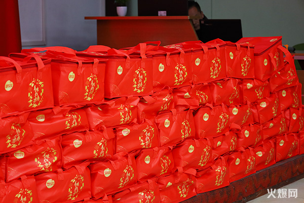 元宵佳節(jié)至,共慶團(tuán)圓時(shí)! 火爆網(wǎng)為員工發(fā)放暖心元宵禮品! 元宵佳節(jié)至,共慶團(tuán)圓時(shí)! 火爆網(wǎng)為員工發(fā)放暖心元宵禮品!